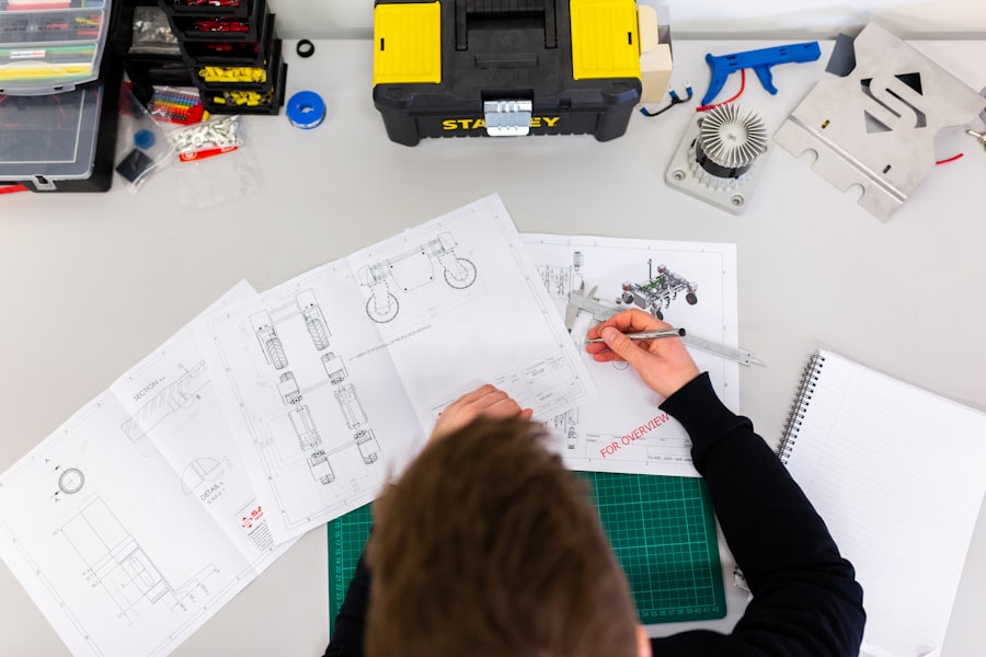 Ingeniero de Quanta evaluando planos eléctricos durante el diagnóstico