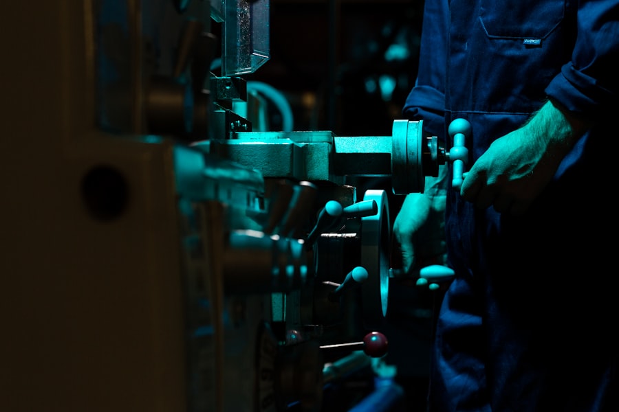 Operario interviniendo una máquina industrial